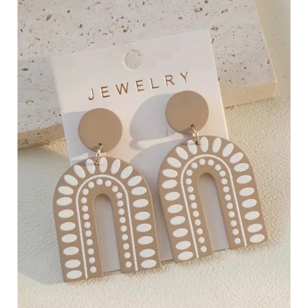 🆕 Women’s Tan & White Stainless Steel Vintage Inspired Dangle Earrings